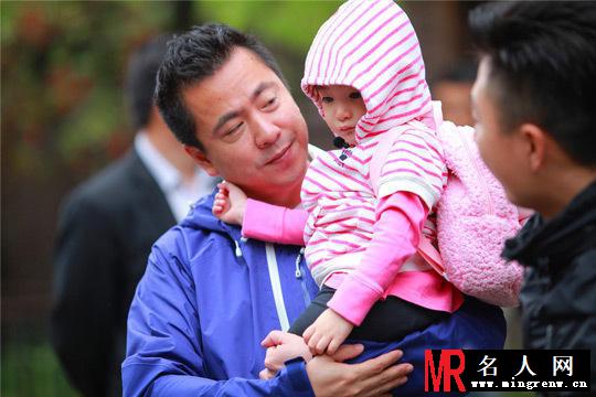 王中磊变身温柔奶爸 对萌娃奥莉爱不释手(1)