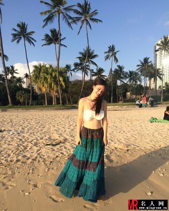 女神柳岩沙滩藏胸露腰 甜美妩媚海边倩影(1)