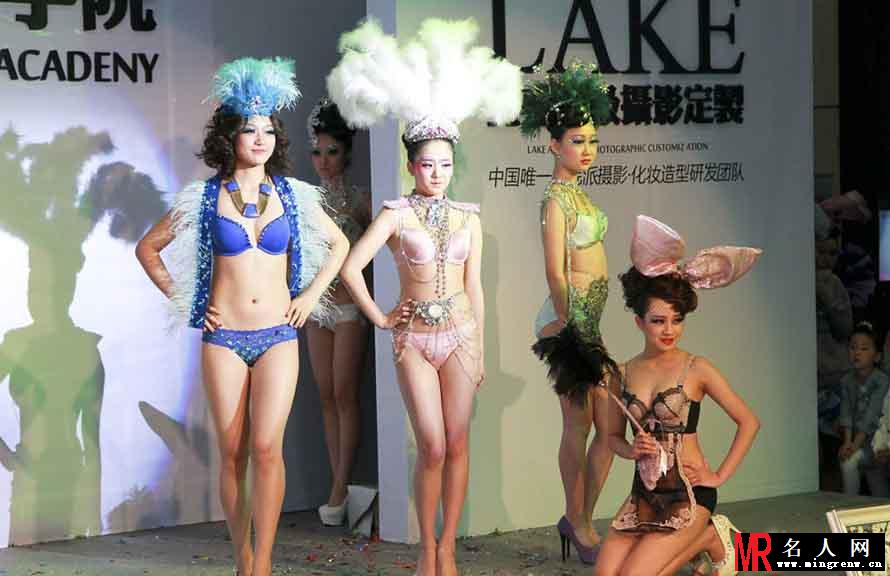 大连国际婚恋节 众模特雷人扮相出位抢镜(1)