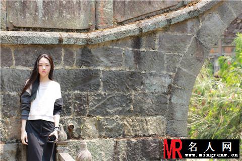 郭碧婷文艺写真 长发飘飘诠释原始韵味(1)