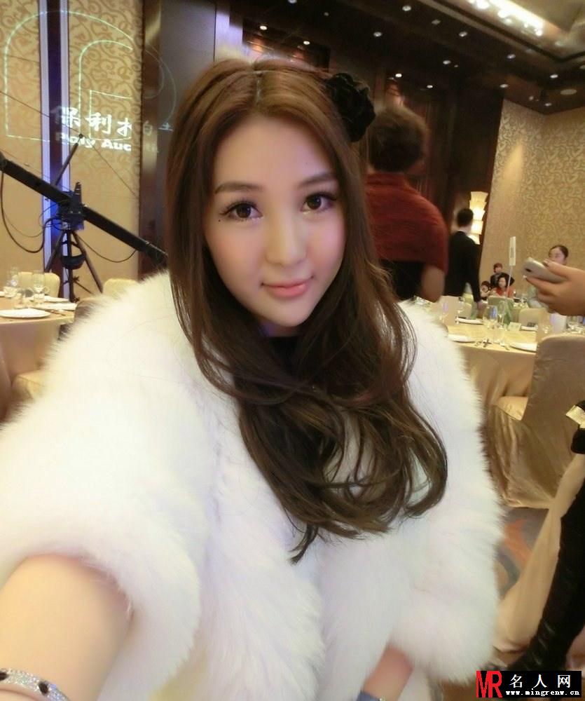 郭美美透视镂空装亮相活动 乳贴显露无疑(1)