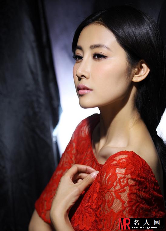 李芯逸最新气质写真 女王范儿十足(1)