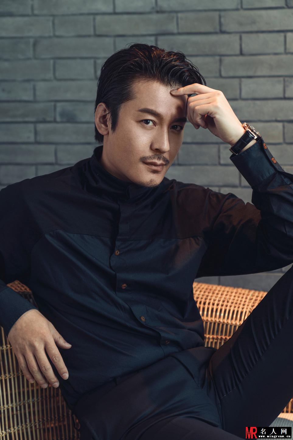 王东西装look现身秀场 儒雅硬朗气场全开(1)