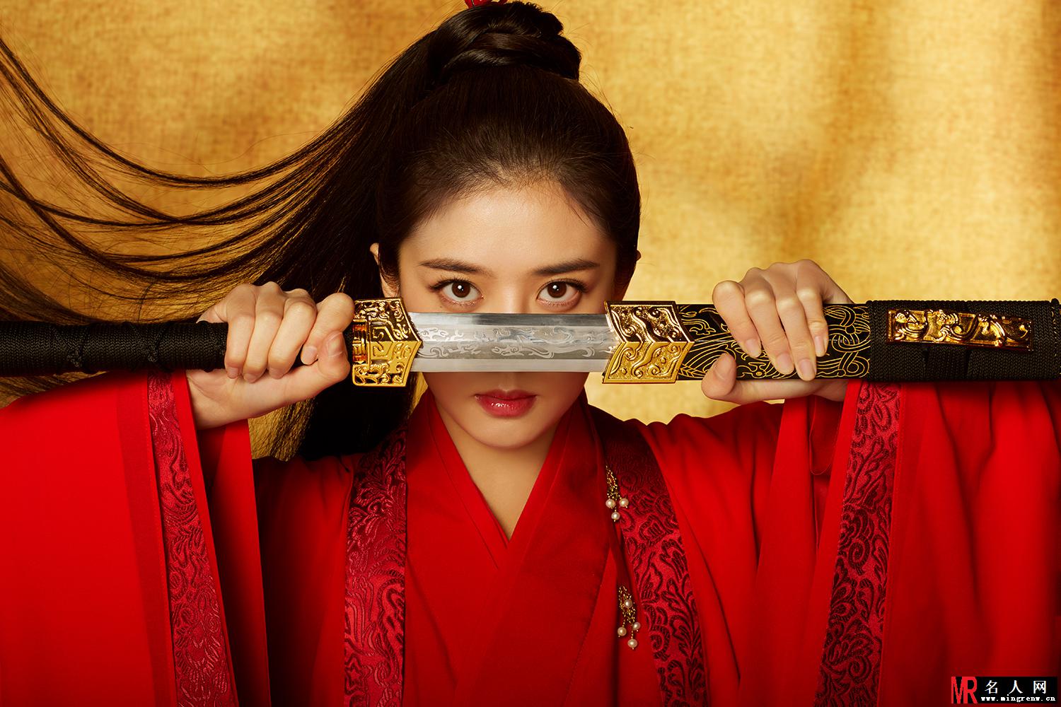 李凯馨古装写真 一袭红衣又美又飒(1)