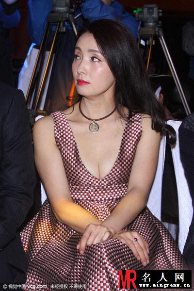 小陶虹罕见低胸装现身 事业线惊人(1)