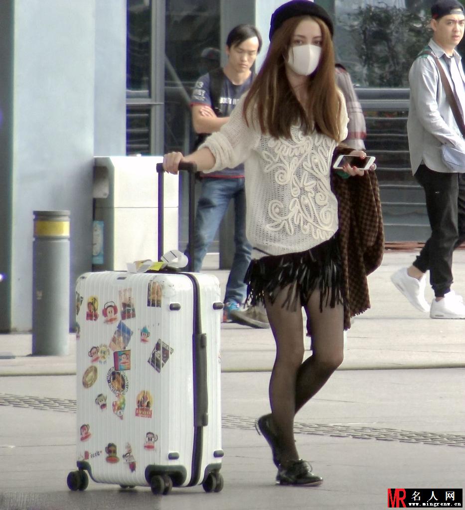 姚笛只身抵沪黑丝秀美腿 眼神流露防备(1)