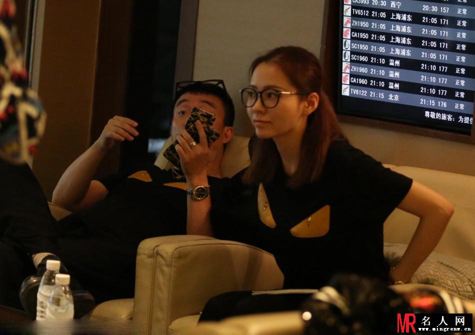 张靓颖被求婚后心情好 与冯轲情侣装现身(1)