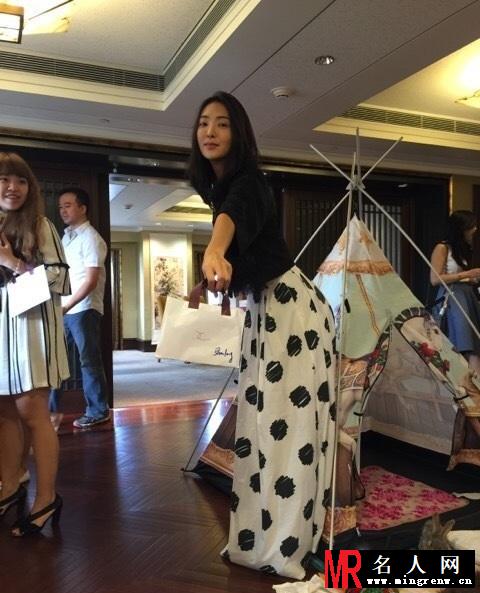 曹格女儿5岁生日似公主 嘟嘴微笑甜美可爱(1)