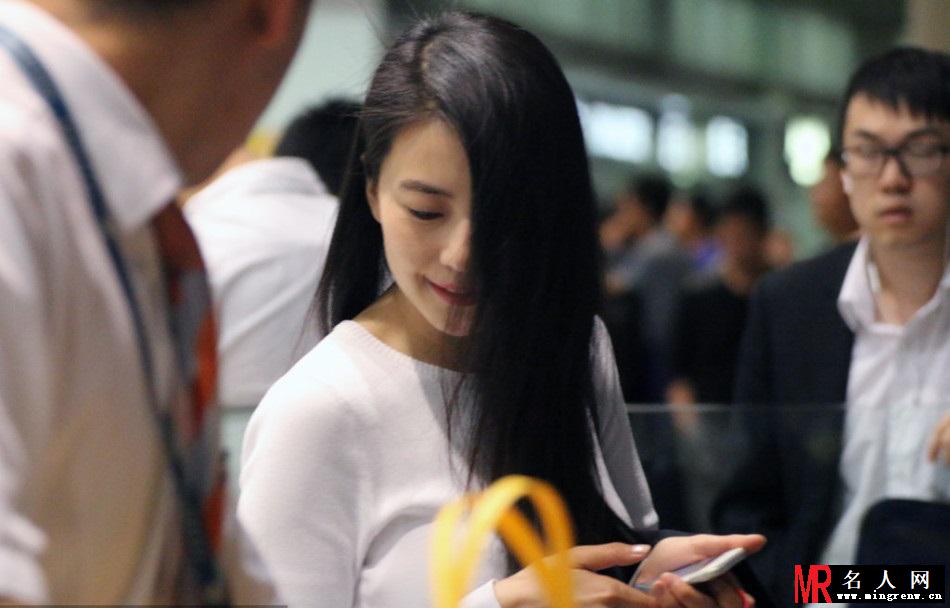 高圆圆从美国返京 手机不离手与老公热聊(1)
