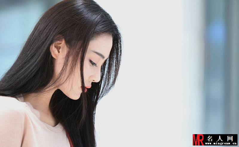 张馨予曝光一组淑女范写真 纯白连衣裙大秀酥胸(1)