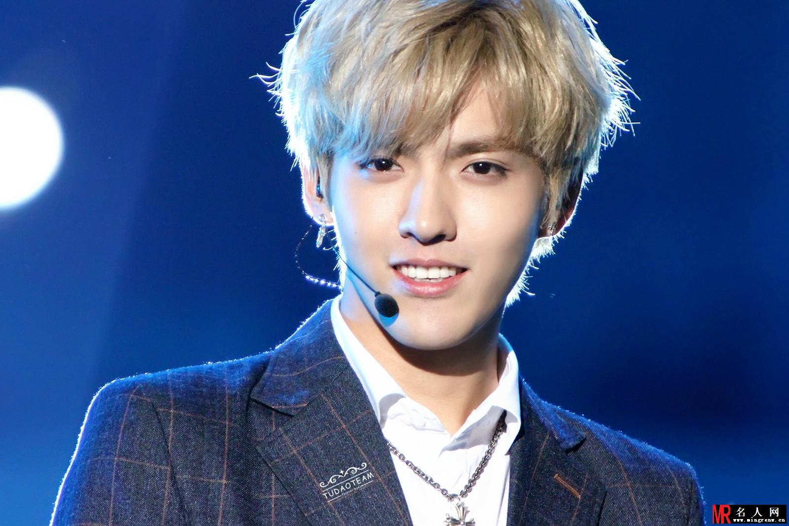 2013年南京心系天下慈善演唱会 吴亦凡天使美颜善良开唱(1)