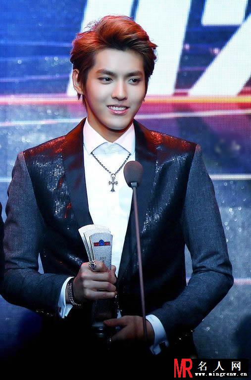 吴亦凡2013年百度沸点获奖 手持奖杯帅气发表获奖感言(1)