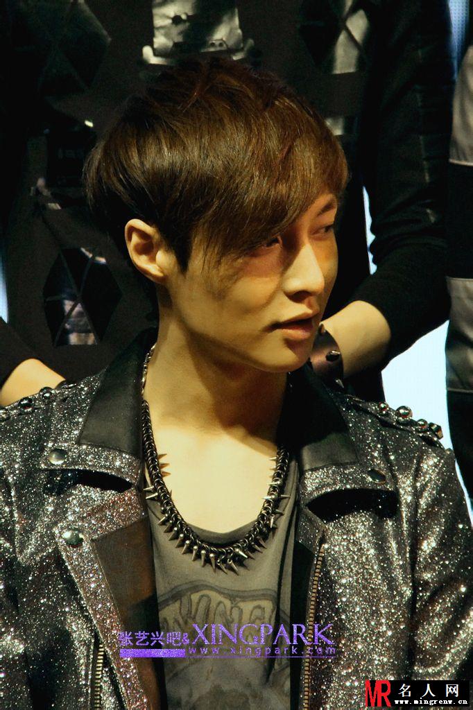 EXO张艺兴2012年帅气髙颜值亮相北京SHOW CASE 精彩表演引粉丝欢呼(1)