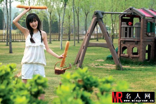 杨幂《游园惊梦》古堡写真 尽展田园风(1)