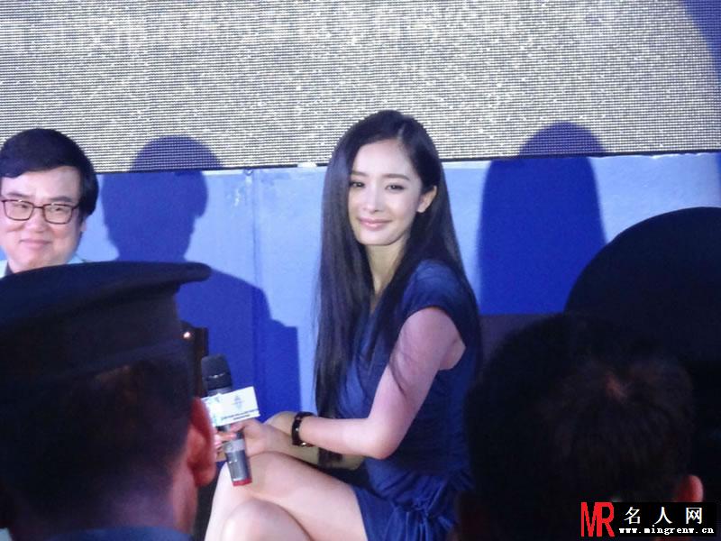 杨幂代言房产活动现场组图 长发披肩显疲态(1)