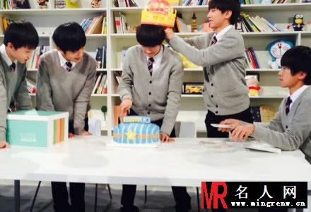 TFBOYS给王源庆祝生日 生日蛋糕写完祝福(1)