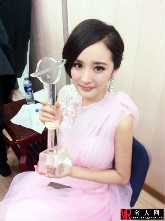 杨幂勇夺金鹰节视后 牵手何晟铭现身(1)