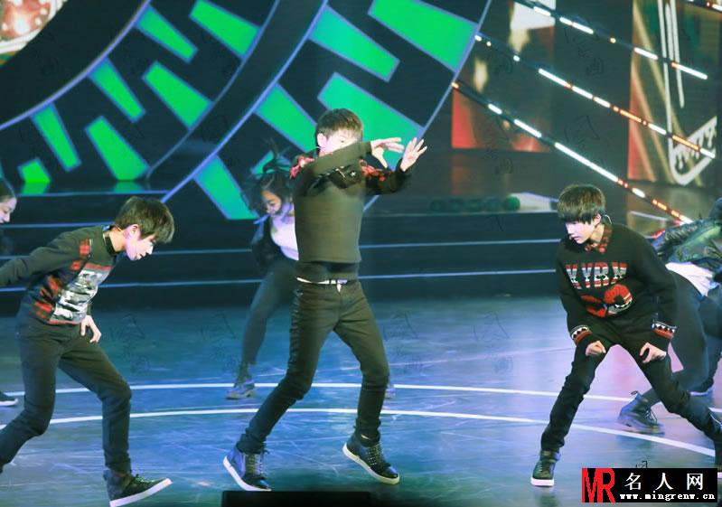 TFBOYS《爱奇艺之夜》现场 三人热情舞蹈献唱(1)