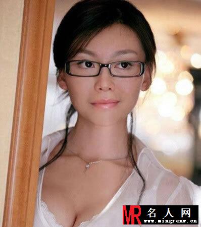 巩新亮整容毁脸 僵硬笑容惊呆路人(1)