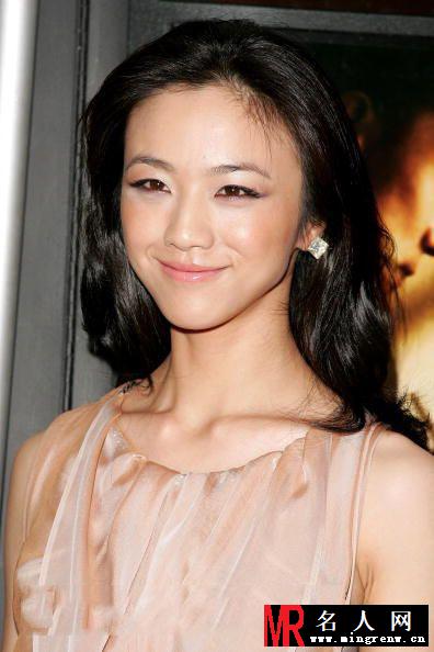 汤唯惊艳出席发布会 显性感妩媚(1)