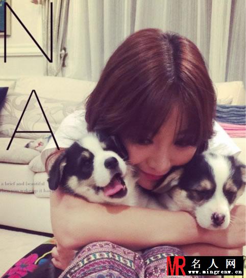 性感女神柳岩抱爱犬出镜露纹身(1)