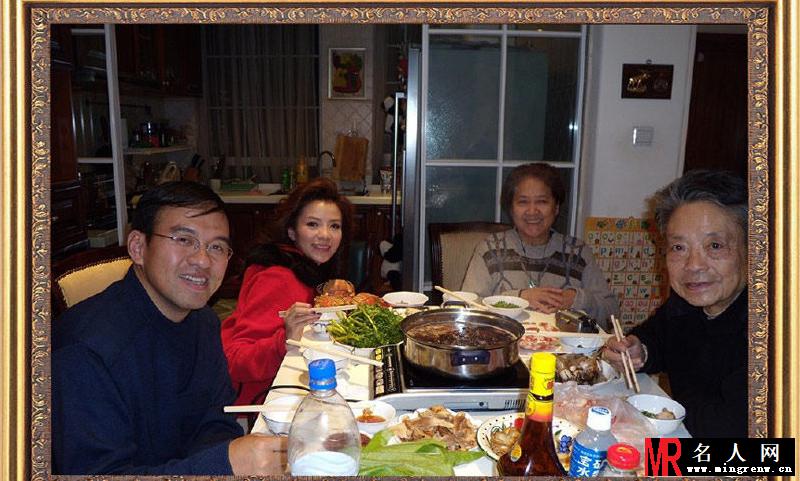 央视主播晒全家福 网友吐槽未见董卿(1)