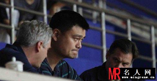 姚明携妻子现身篮球赛 郭敬明身高遭调侃(1)