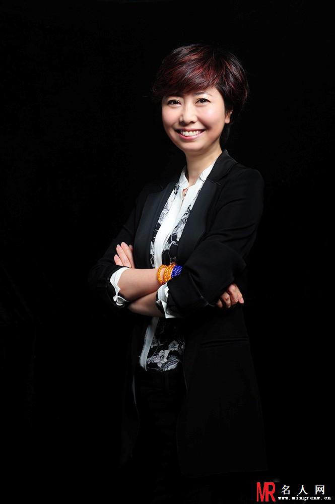 全民电影曝薛晓路海报 女导演霸气十足(1)