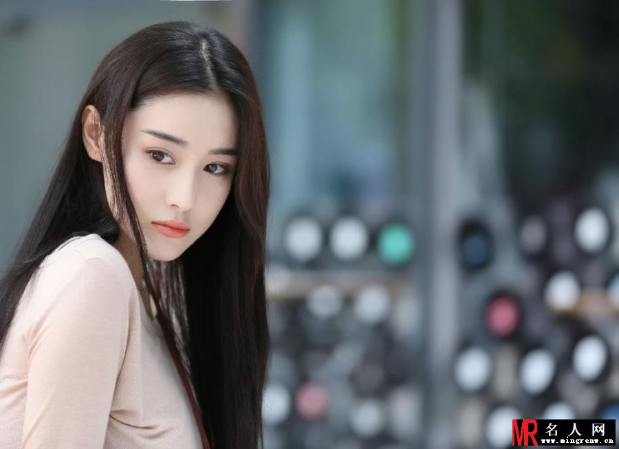 奋囧曝光张馨予剧照 长发飘飘显清纯(1)