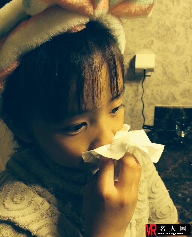 黄磊女儿多多生活照曝光 大眼睛激萌(1)