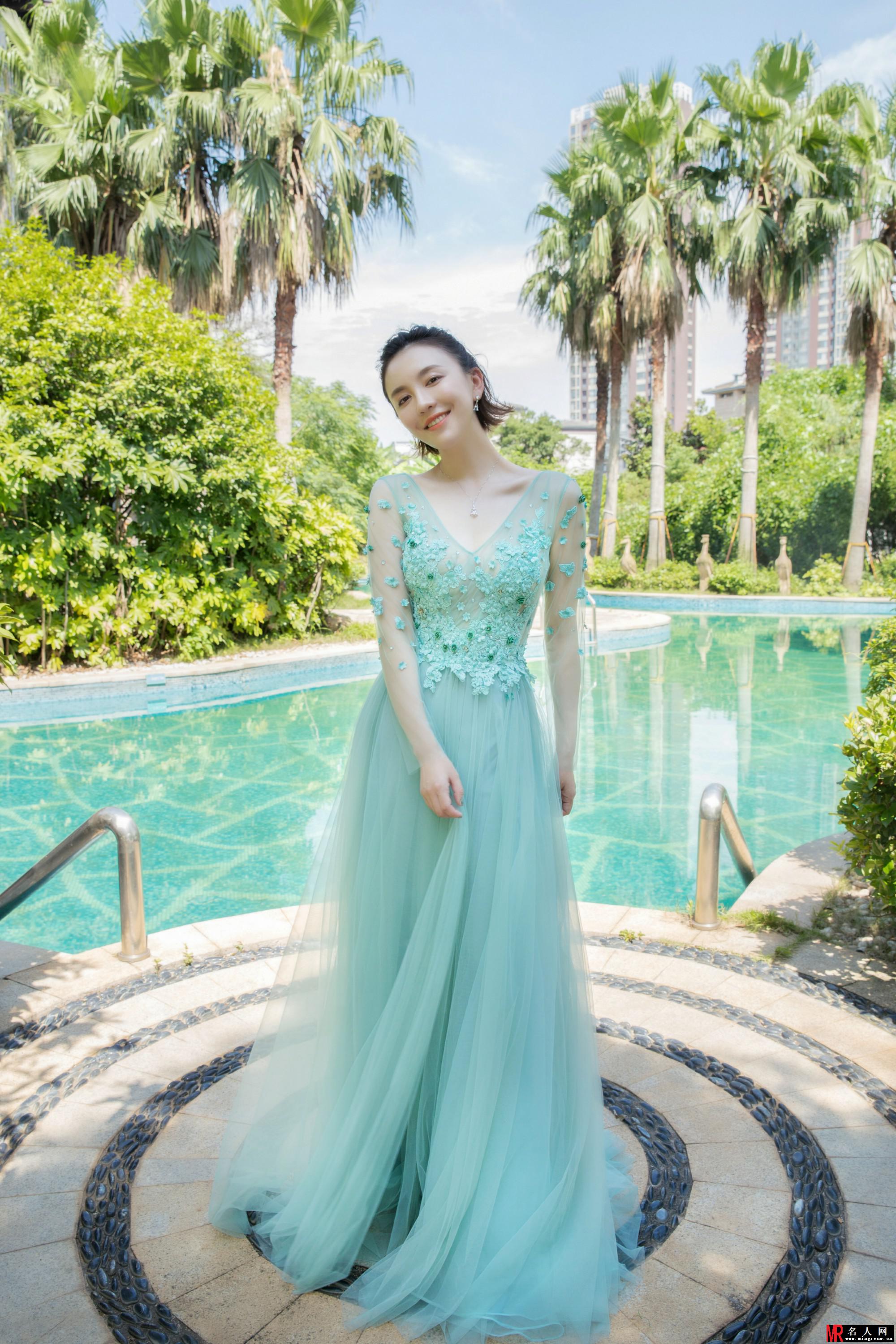 美到我了！吕佳容水心礼服大片 一抹淡绿仙气盎然(1)