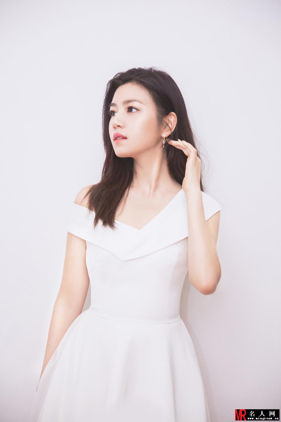 陈妍希斜肩白裙秀锁骨 温婉浅笑优雅知性(1)