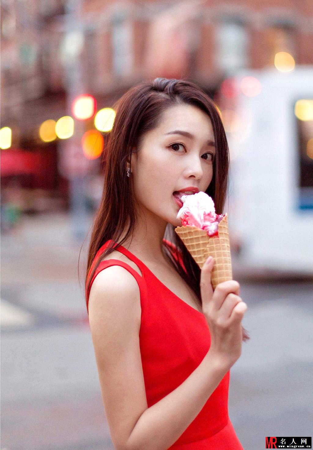 李沁甜美街拍 红色连衣裙衬雪白肌肤侧身回眸撩人心弦(1)