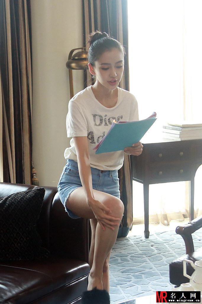 辣妈Baby产后复出看剧本 甜美笑容可爱十足(1)