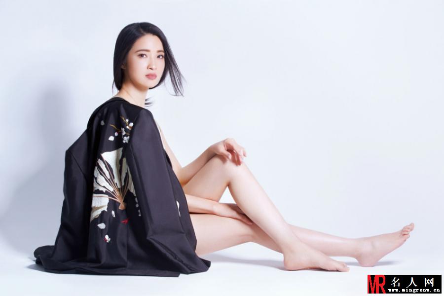 龚蓓苾封面大片 玩转时尚酷雅风(1)