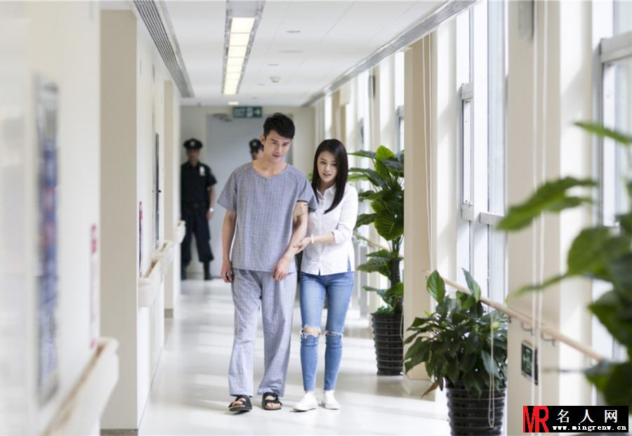 《他来了请闭眼》最新剧照 王凯自虐观众心疼(1)