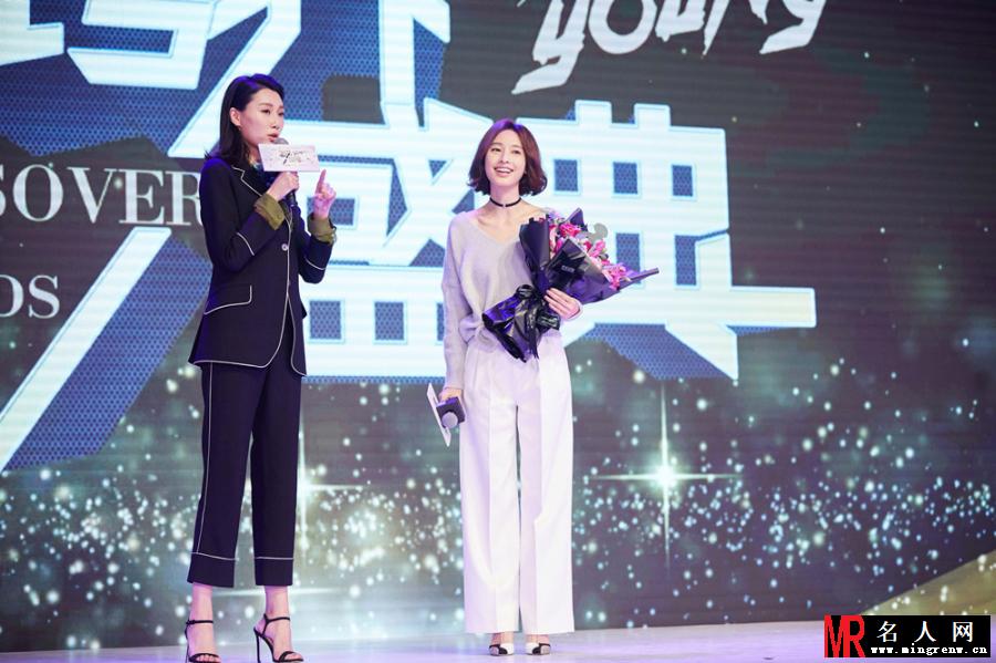 张俪亮相时尚盛典 获颁年度人气icon(1)