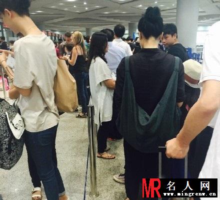 王菲携女儿李嫣现身机场 网友大呼女神好美(1)