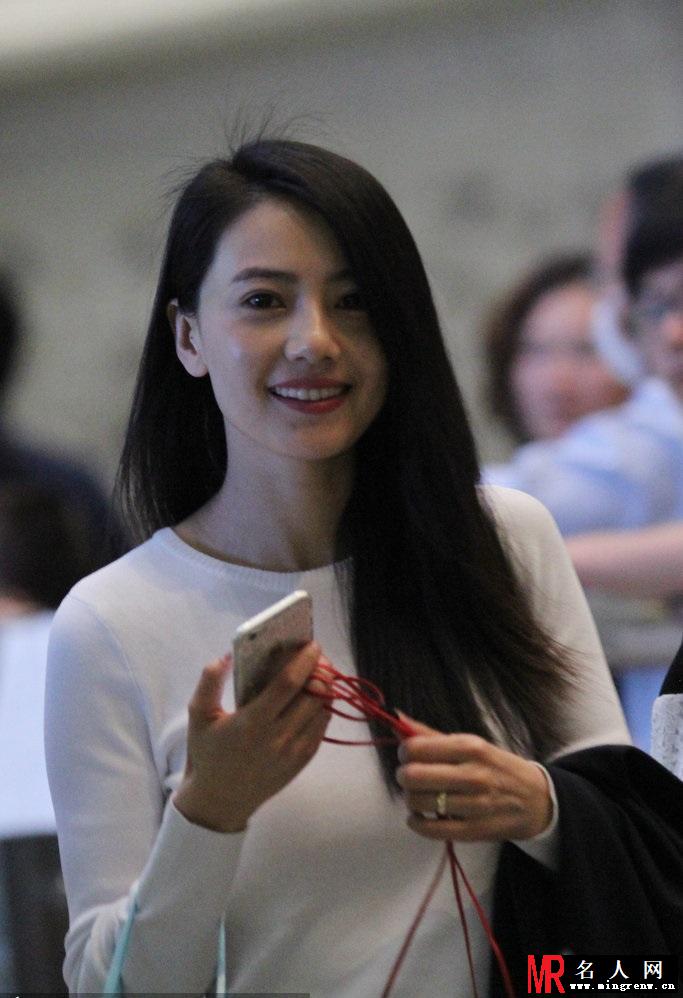 高圆圆从美国返京 手机不离手与老公热聊(1)