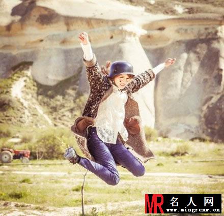 《花儿与少年2》郑爽玩转摩托车剧照(1)