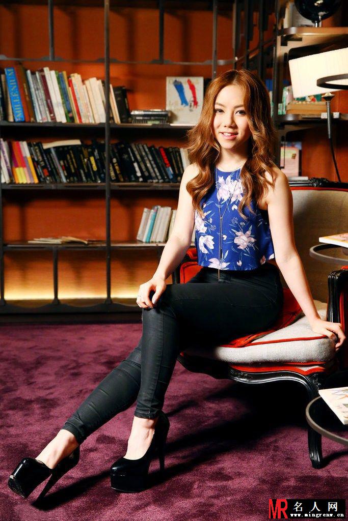 邓紫棋宣传活动酒店写真 脚踩恨天高示范甜美干练(1)
