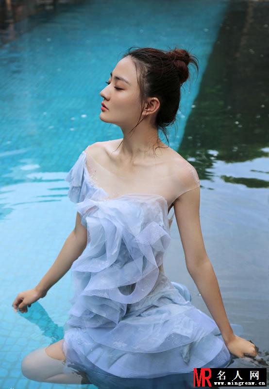 徐璐再曝湿身大片 肤如凝脂吹弹可破(1)