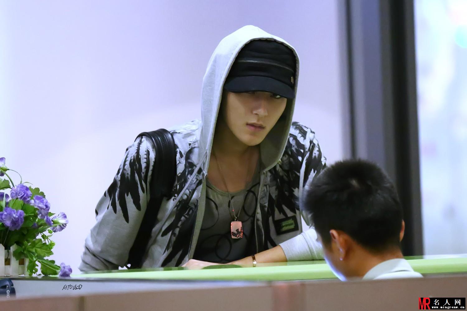2014年6月EXO仁川飞湖南机场时尚帅气写真黄子韬图片写真(1)