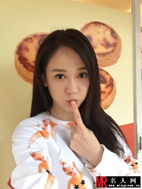 陈乔恩嘟嘴卖萌变吃货 吃蛋塔仍被赞可爱(1)