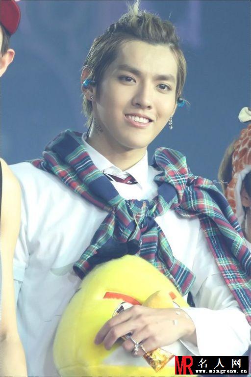 吴亦凡2013年SMWEEK与粉丝欢度周末演唱大赏休闲装扮帅气(1)