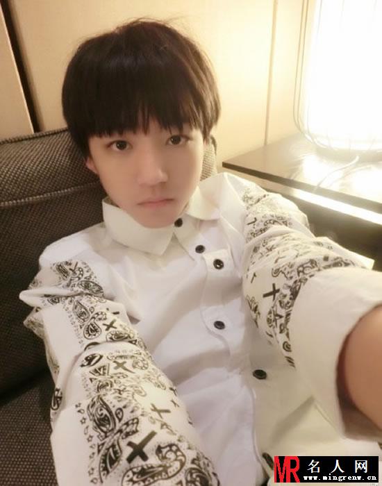 TFBOYS王俊凯2015自拍生活照 帅气阳光卖萌可爱(1)