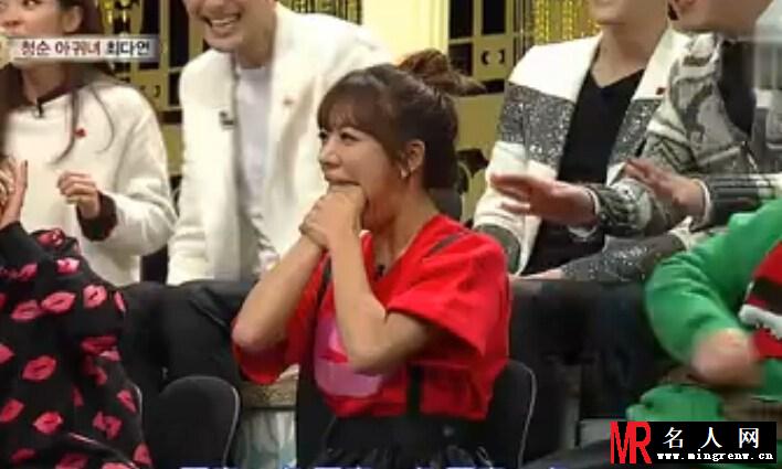韩国女团Apink成员金南珠嘴塞20根香肠热议(1)