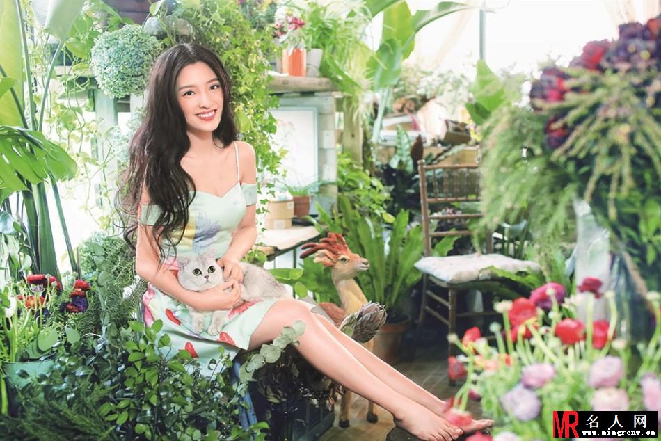 潘辰美艳写真 抱猫咪置身花丛(1)