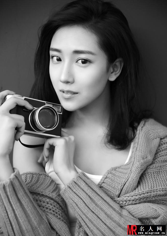菅韧姿慵懒写真 低眉浅笑展迷人气质(1)