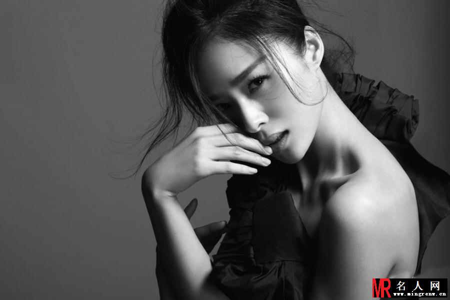 江一燕暗黑鬼魅写真 黑唇彰显腹黑形象(1)